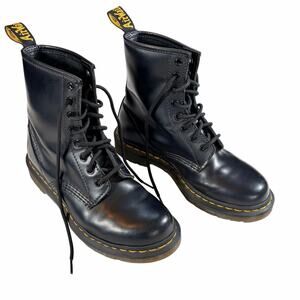 Dr Martens Womens 1460 classic black combat boots. Smooth leather lace up Size 6